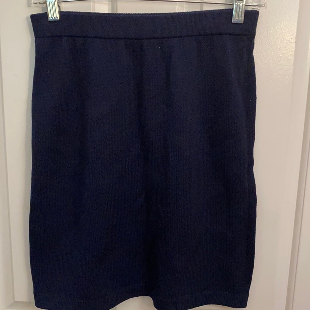 Navy blue short St. John Knit skirt.
